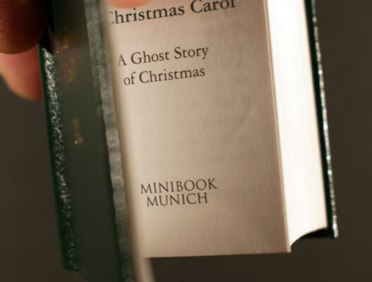 Dickens, Charles. A Christmas Carol: A Ghost Story of Christmas. Munich: Minibook, 1996.