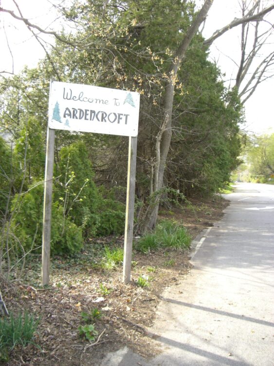 “Welcome to Ardencroft” sign