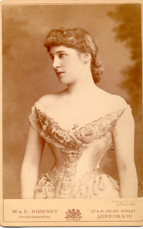 W. & D. Downey. Lillie Langtry, albumen cabinet card, London, [early to mid-1880s]. Mark Samuels Lasner Collection.
